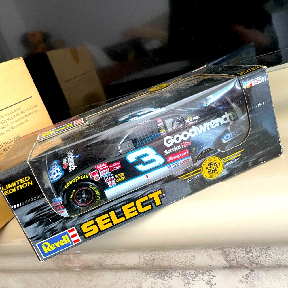 Dale Earnheardt 1:24 2001 Revell Number 3 Oreo car